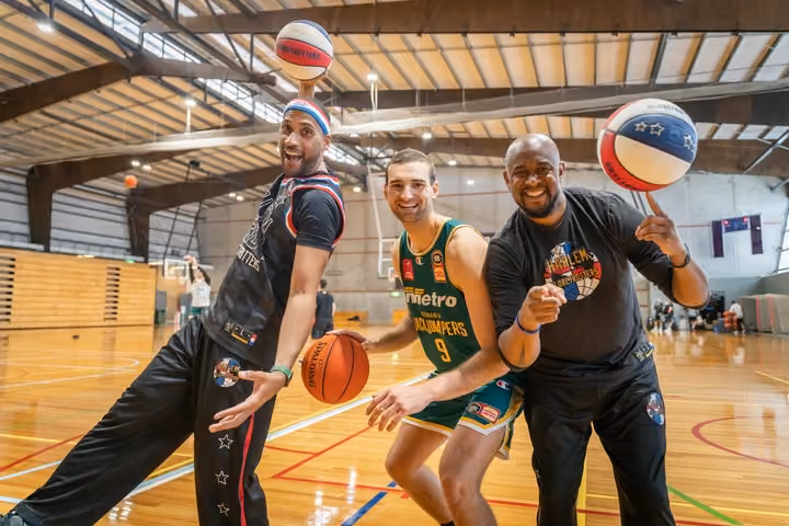 Harlem Globetrotters crash JackJumpers practice