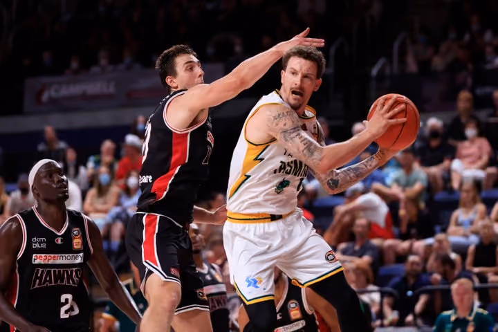 JackJumpers shoot the lights out to beat Hawks