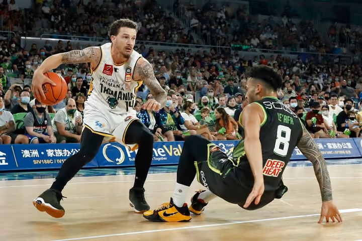 JackJumpers fight hard in Melbourne but winning streak ends