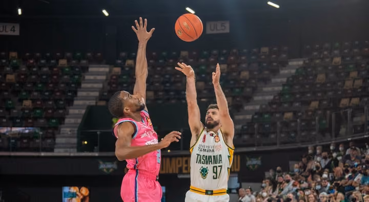 Milestone man Weeks to celebrate in front of home crowd