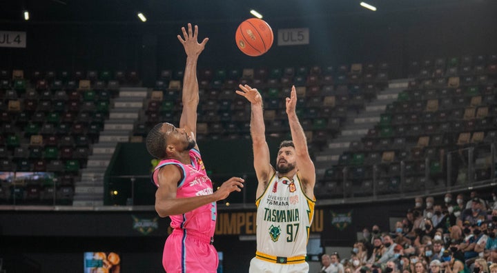 Milestone man Weeks to celebrate in front of home crowd