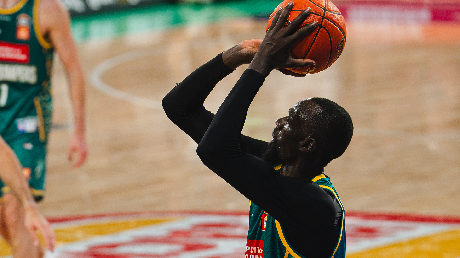 Heart break and broken bone for fan-favourite Majok Deng