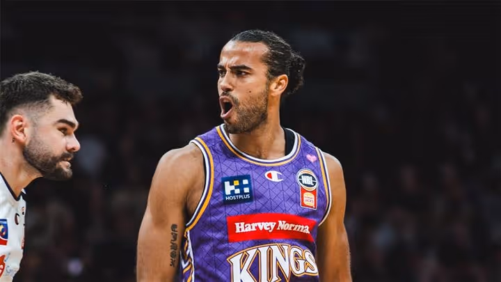 Kings win game 3 in front of record crowd