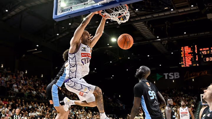 Kings crush Breakers for emphatic road win