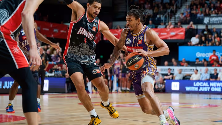 Kings lose Freeway Series clash to Hawks in Wollongong