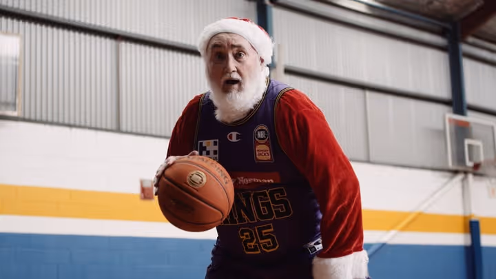 Kings re-sign Santa Claus for Christmas night clash