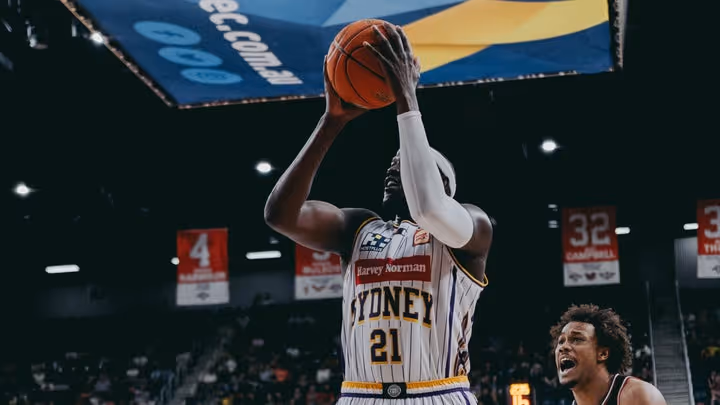 Noi sparks Kings to Freeway Series win against Hawks
