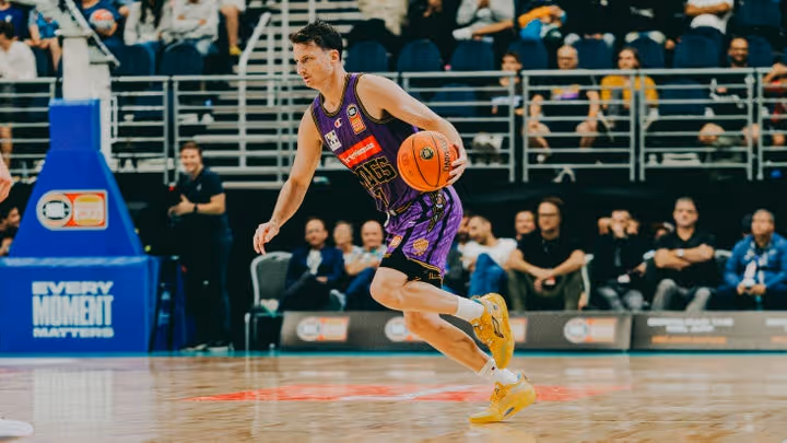 Kings fall to fast-finishing Phoenix at Blitz