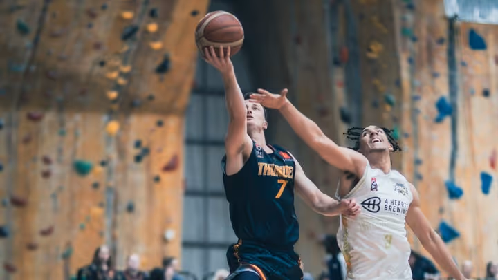 Galloway edges Bruce in battle of the Kings