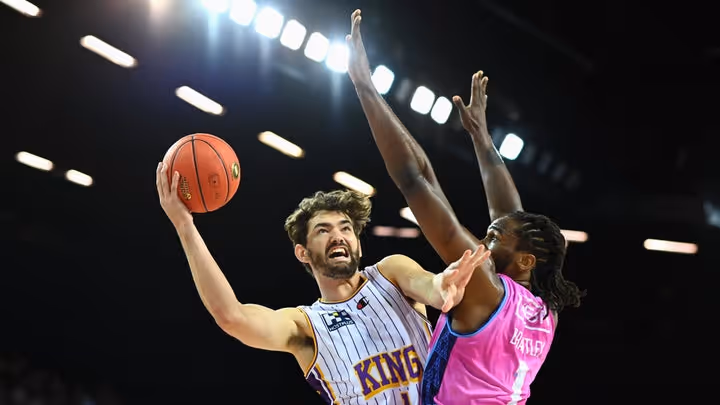 Kings hold on to defeat Breakers