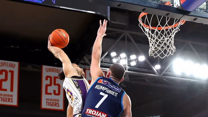 Sydney rout Melbourne to break NBL road wins record