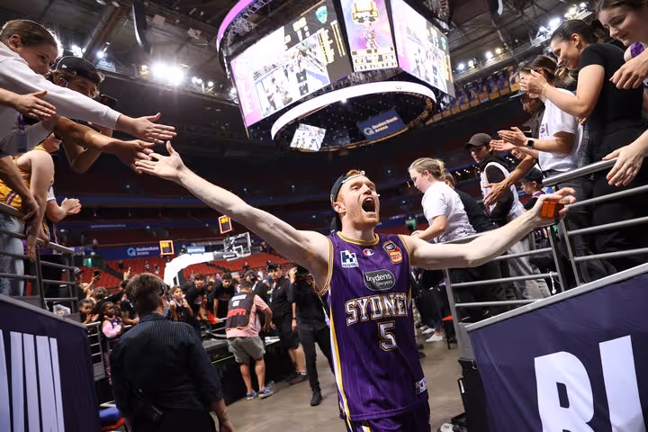 Angus Glover returns to the Kings for NBL23
