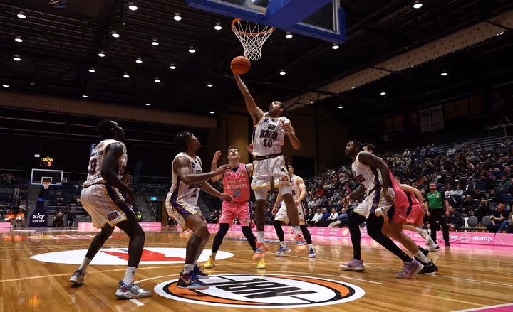 Kings grind out their 12th straight victory with tough win over the Breakers