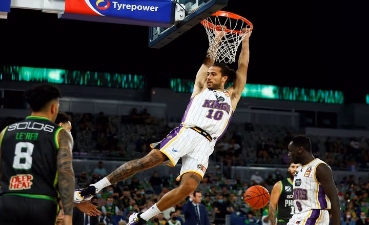 Cooks leads Kings to road win against Phoenix