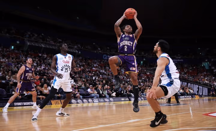 Kings hold off United for season-opening win