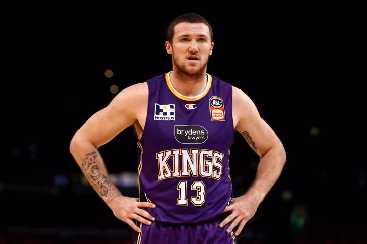Tom Vodanovich re-signs for NBL22