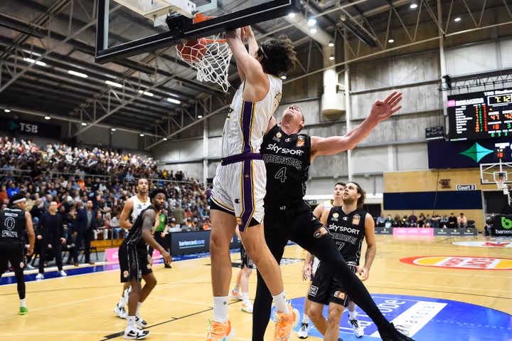 Kings hold onto finals hopes with win over the Breakers