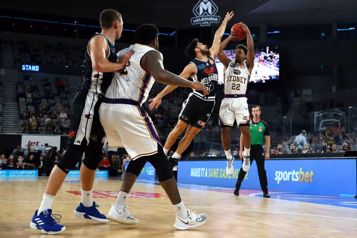 Undermanned Kings fall to United