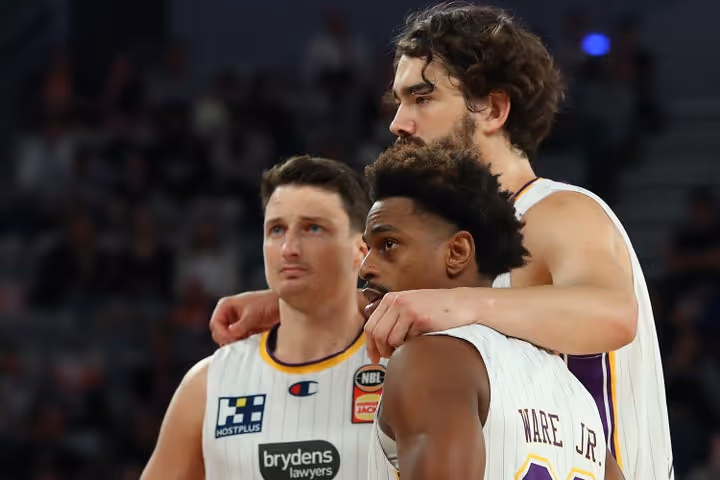 United snatch the W in a thriller