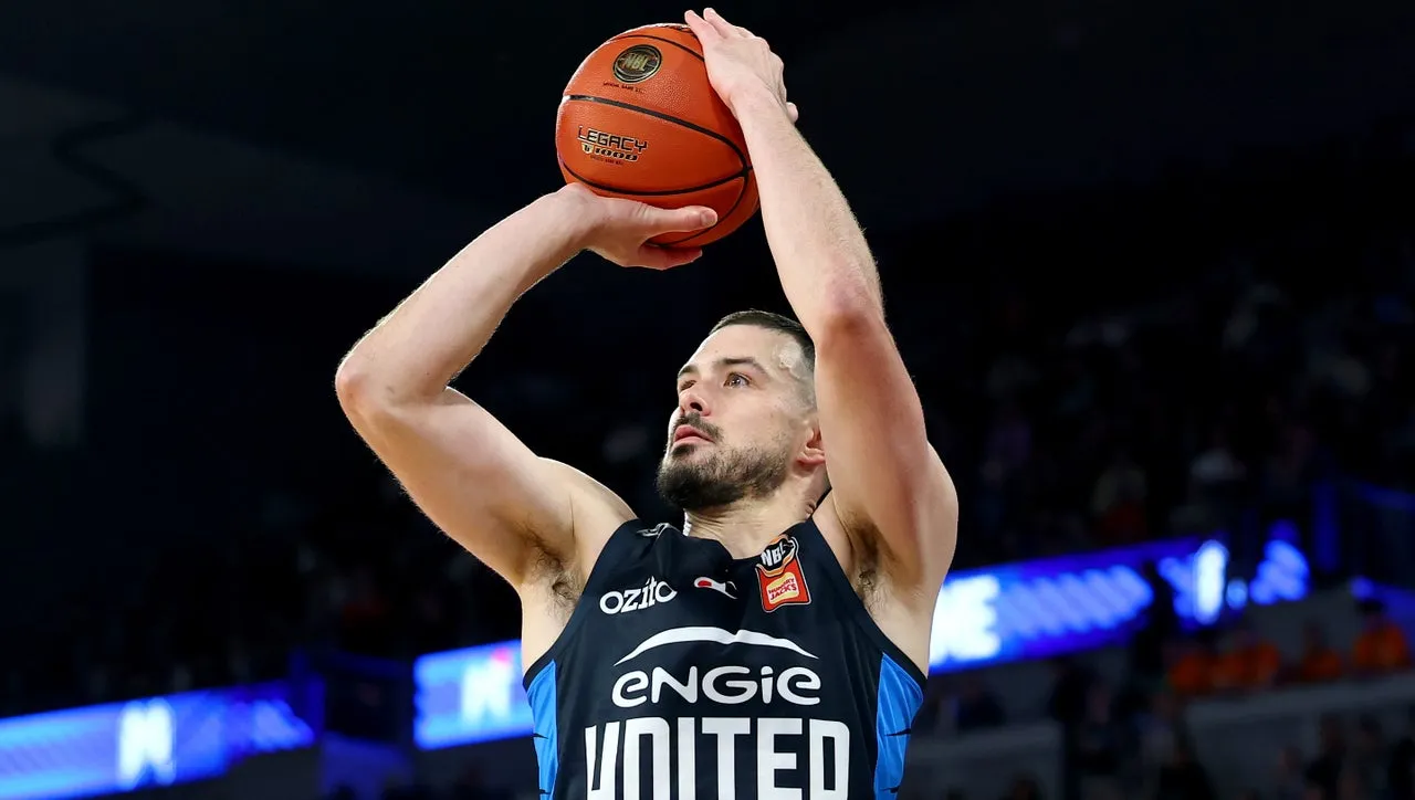Goulding moves into fourth all-time in three-point makes