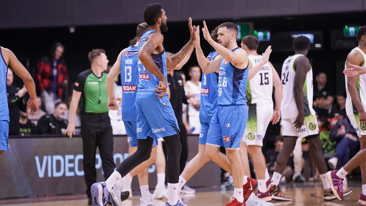 Lee goes sky high in return to United basketball