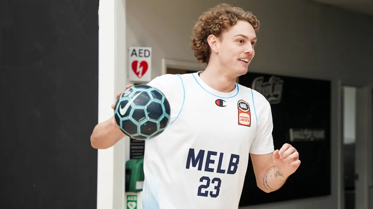 Travers learning from Boomers teammates