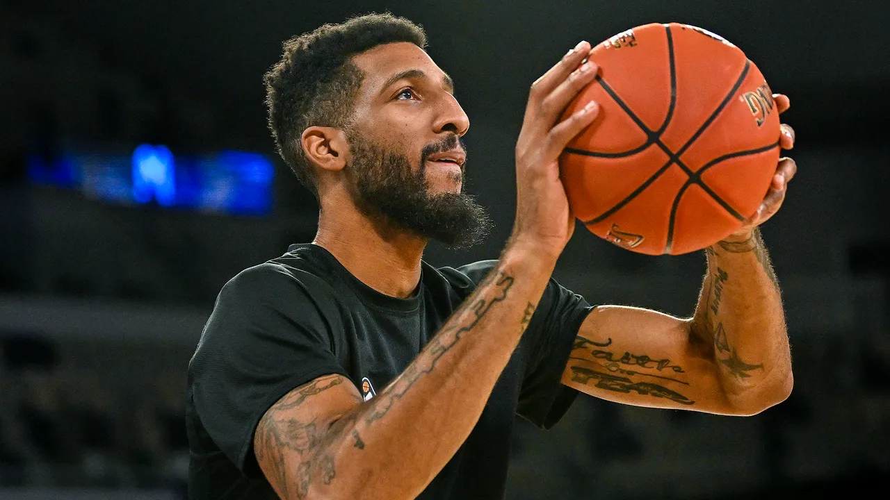 Lee, Rathan-Mayes debut overseas