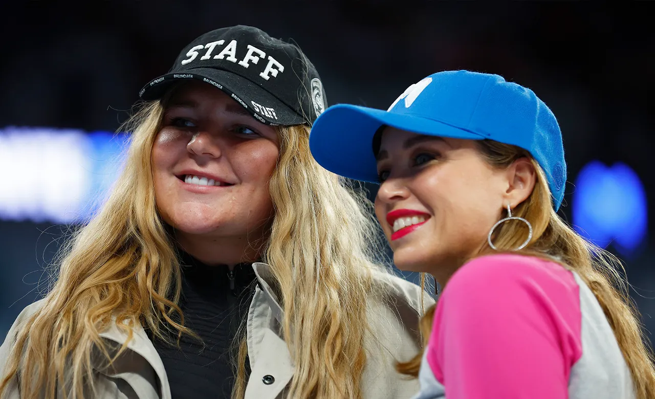 VIPs pack the sidelines to see United put on the best show in town