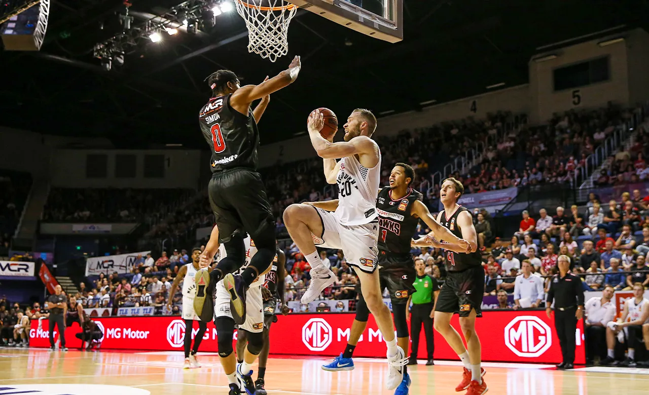 Melbourne United grind out impressive win over Illawarra