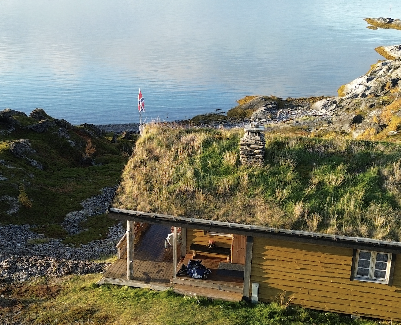 Kystnær hytte med torvtak
