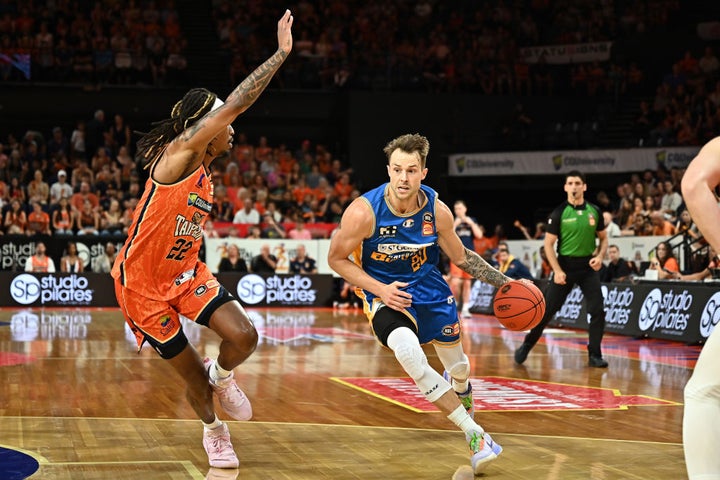 Taipans hold on against gritty Bullets