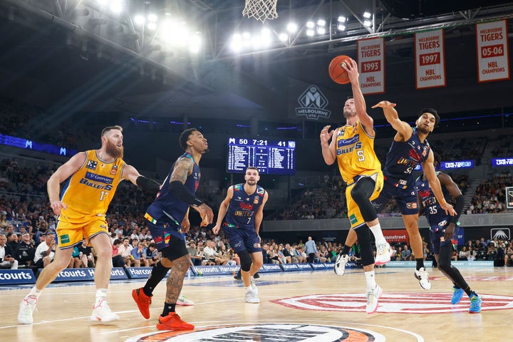 Bullets battle but fall to United