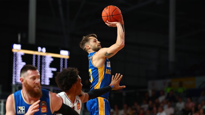 Bullets blitz Hawks on home court