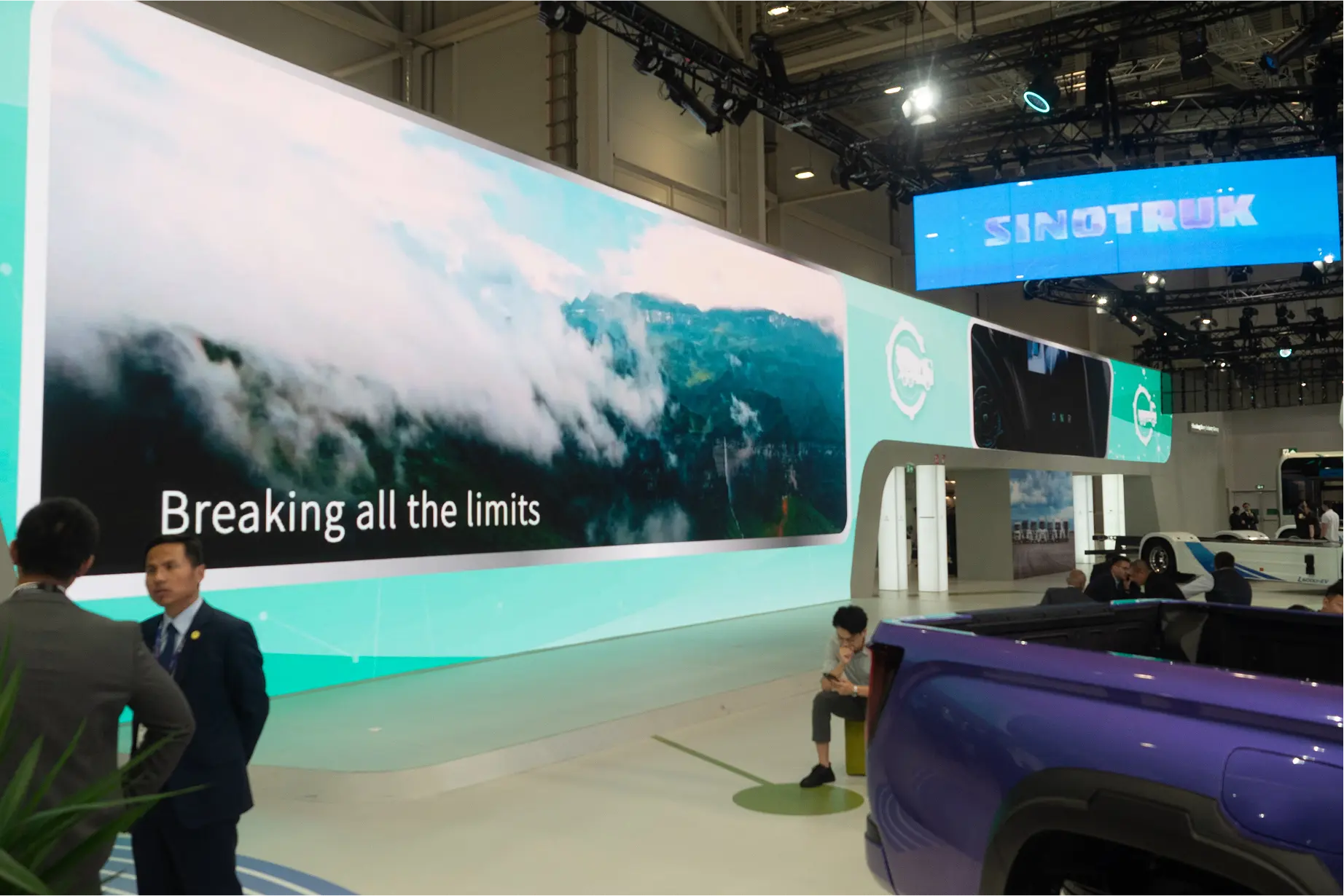 Huge screen for Sinotruck from SQM