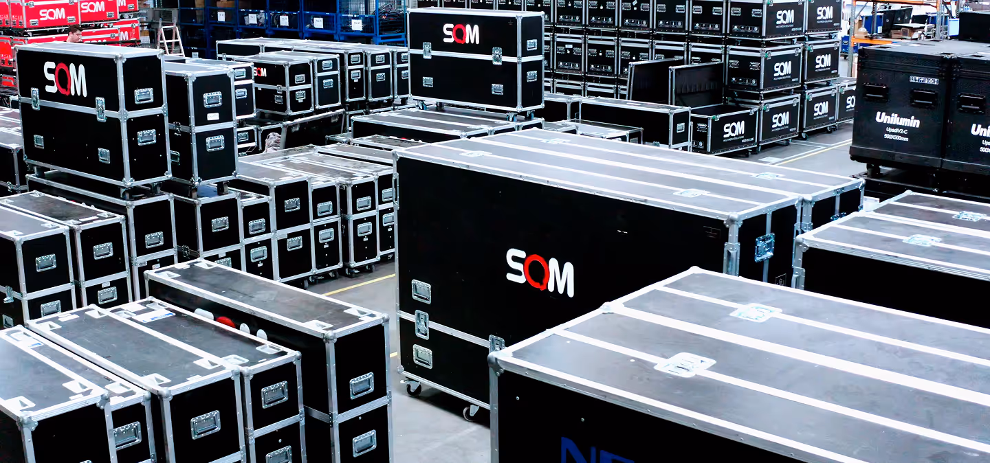 skrzynie w magazynie SQM