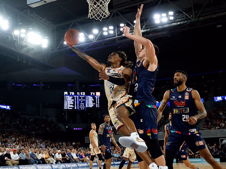 Round 12: Taipans lose tight open-air game in Melbourne