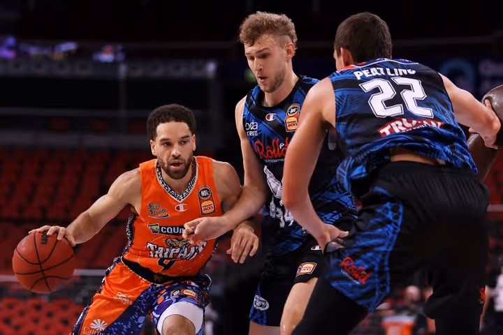 Taipans fight hard in Sydney against United