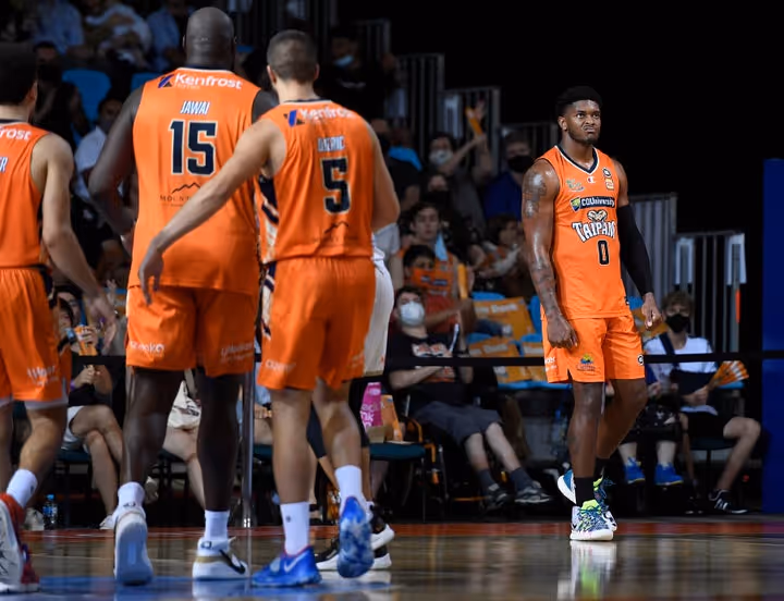 Full of heart Snakes overcome 36ers at home