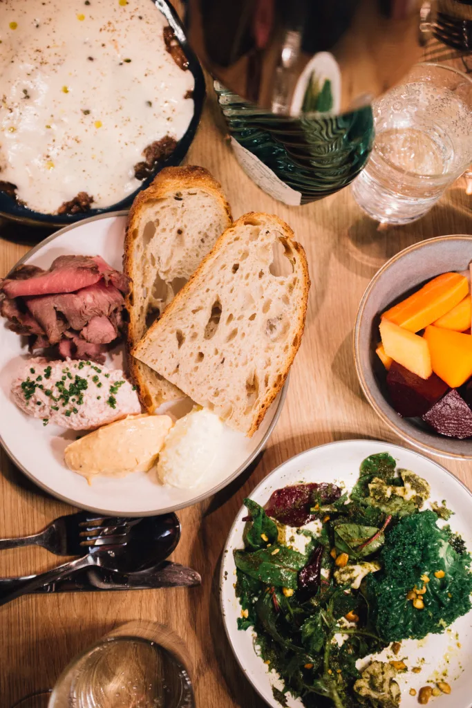 Ein Tisch mit Essen auf Tellern von oben fotografiert