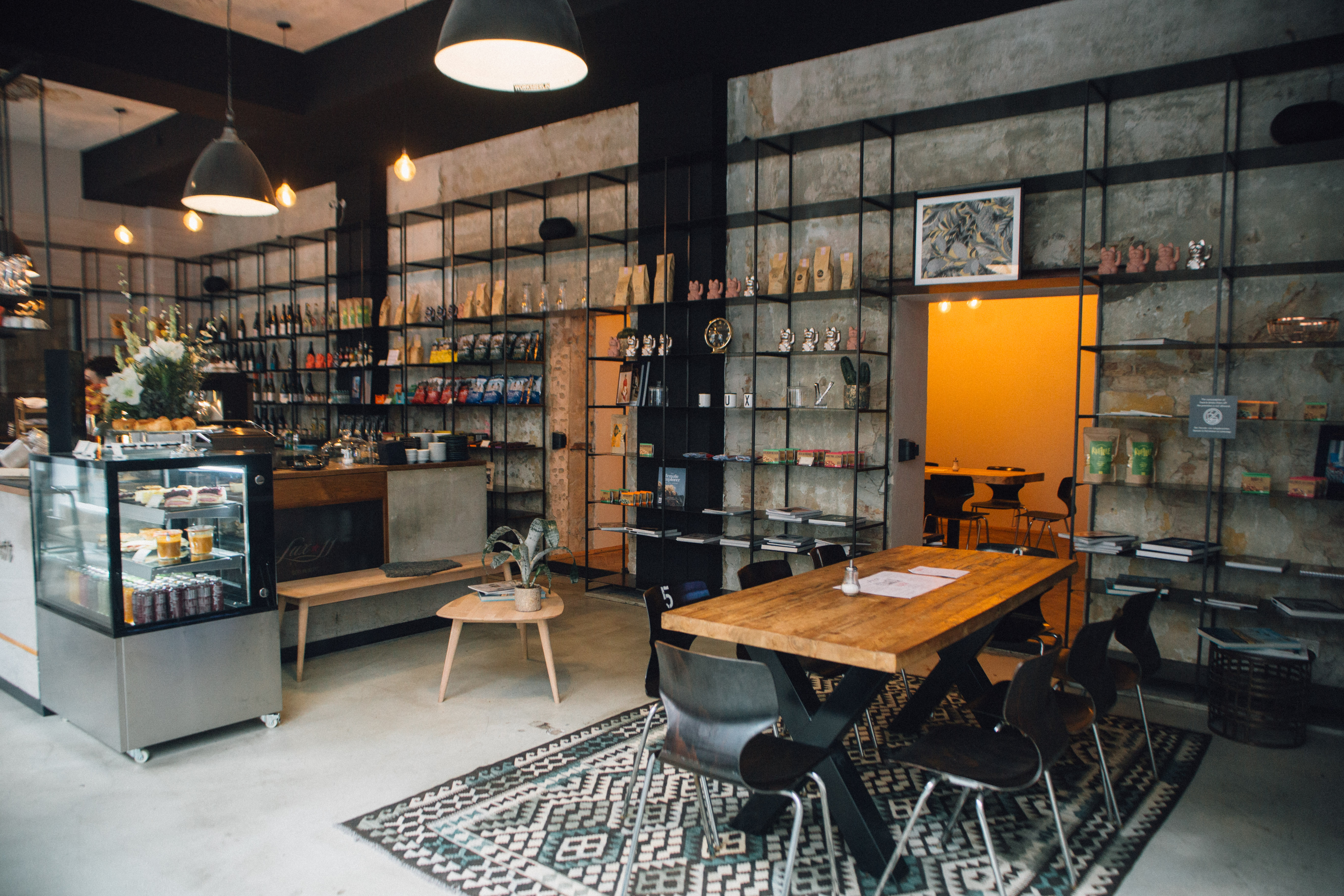 Das LUZII Café in der Innenansicht mit Tischen und Stühlen und der Theke