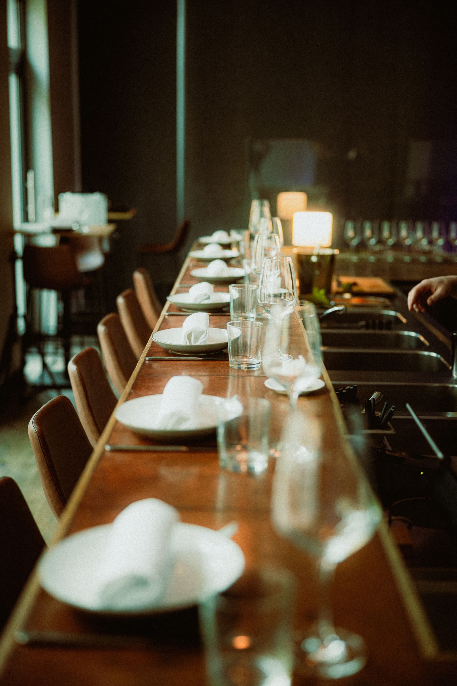 Der Barthresen im Restaurant gedeckt mit Gläsern, Tellern und Besteck seitlich fotografiert