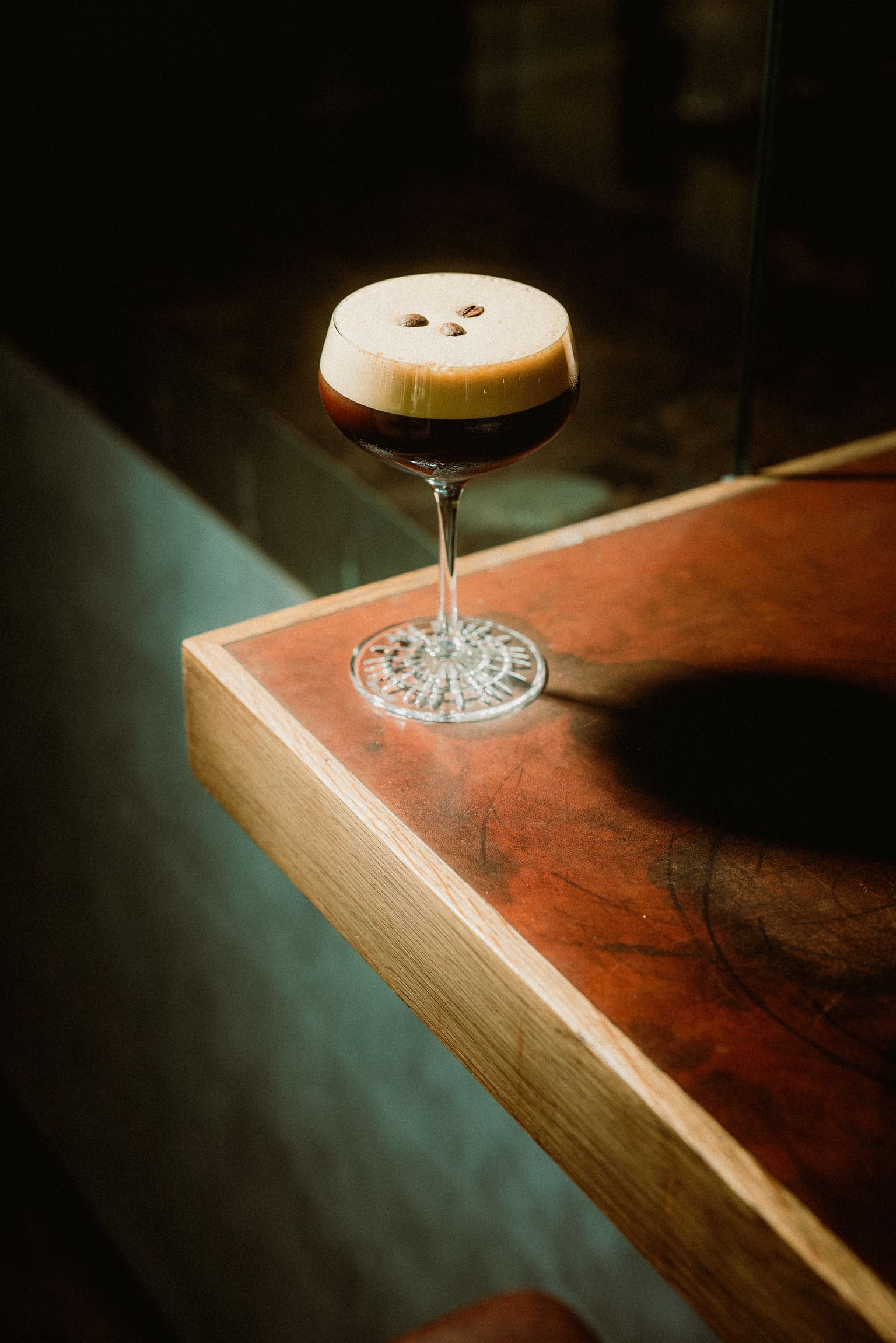 Ein Glas gefüllt mit einem Espresso Martini  in Nahaufnahme