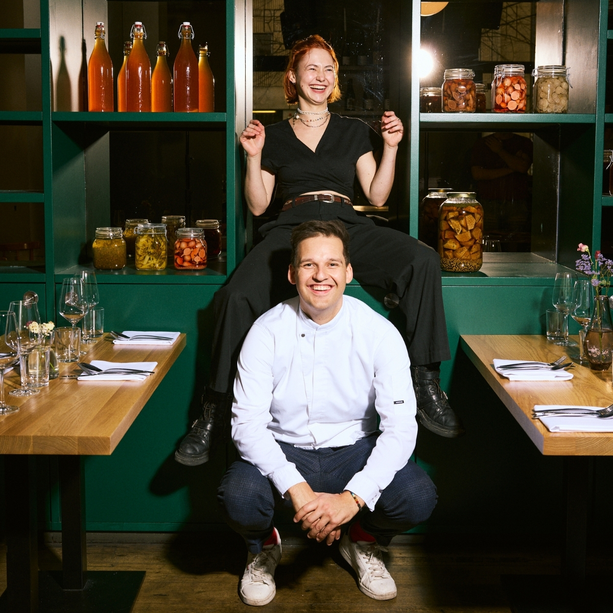 Eine Mitarbeiterin von Luzii trinkt einen Wein im Außenbereich vor dem Restaurant