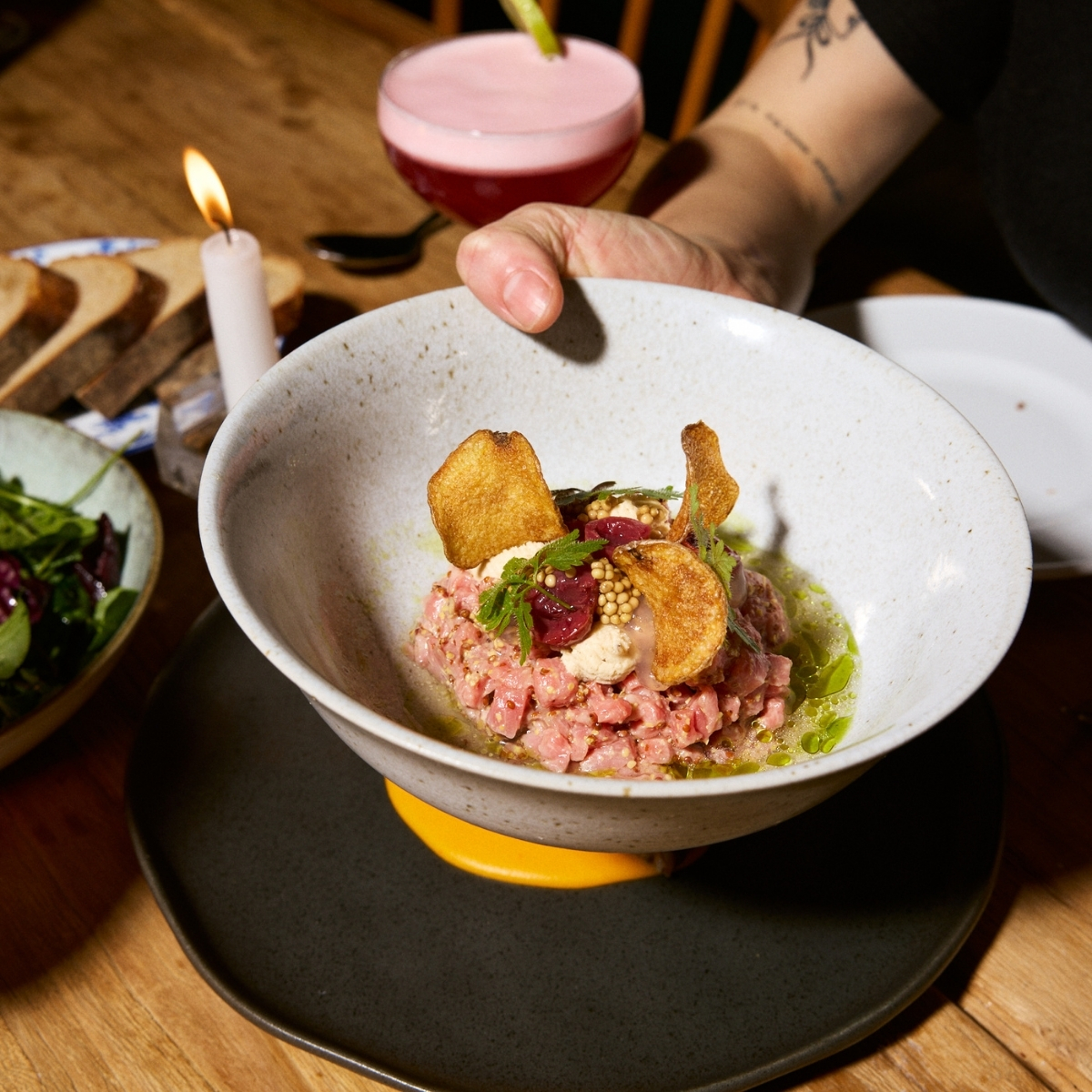 Ein Glas gefüllt mit einem Espresso Martini in Nahaufnahme