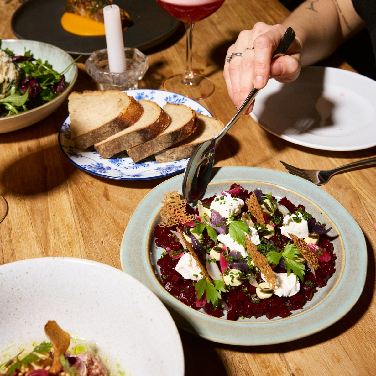 Ein Tisch mit Essen auf Tellern von oben fotografiert
