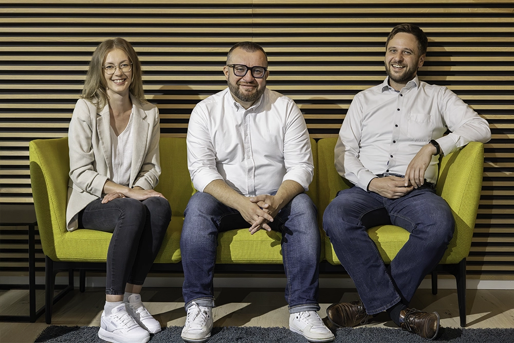 Das Lumee-Team auf einem gelbgrünen Sofa