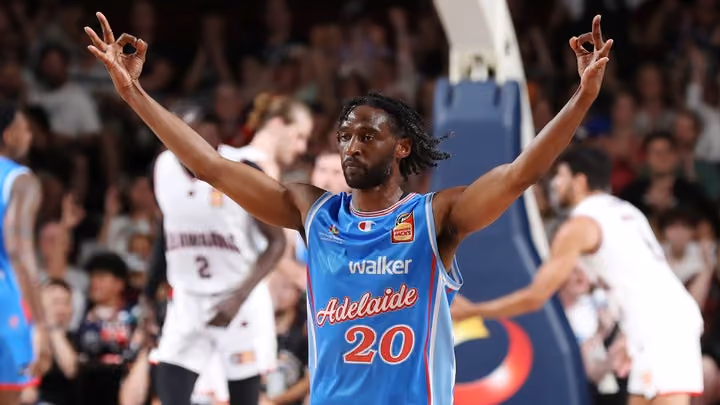 Record crowd sees 36ers fire home late