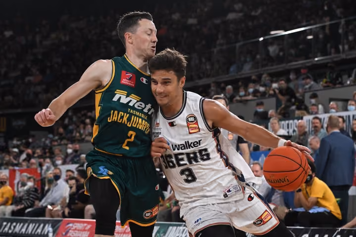 Sixers can't quite close deal against JackJumpers