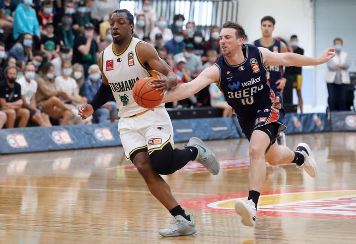 Sixers keep rolling with comeback win over JackJumpers