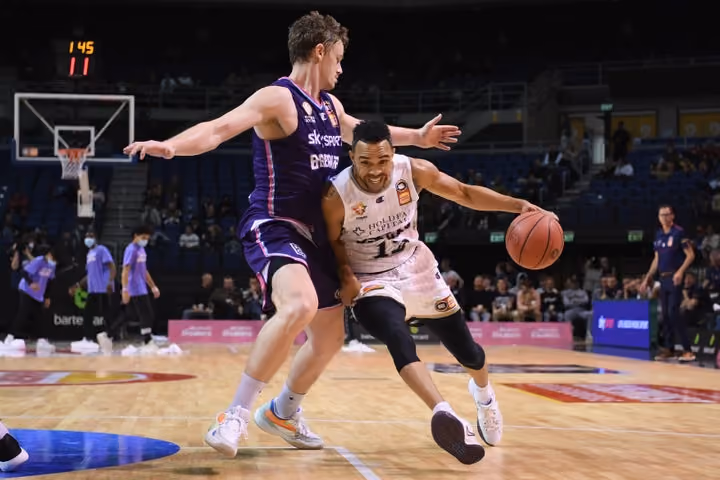 Dillon stars in Christchurch for 36ers